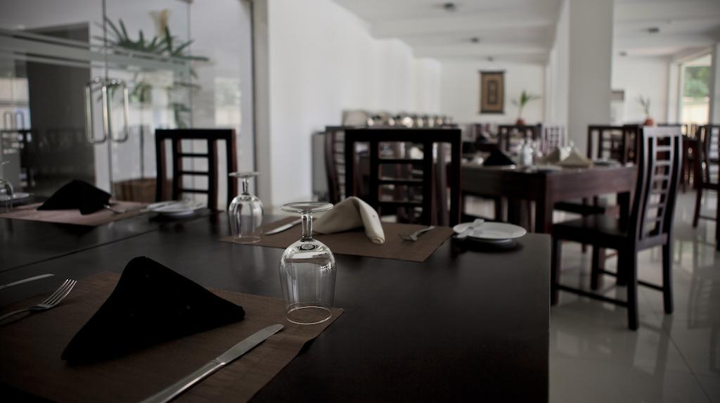 Lavendish Okrin Hotel Kataragama Buitenkant foto